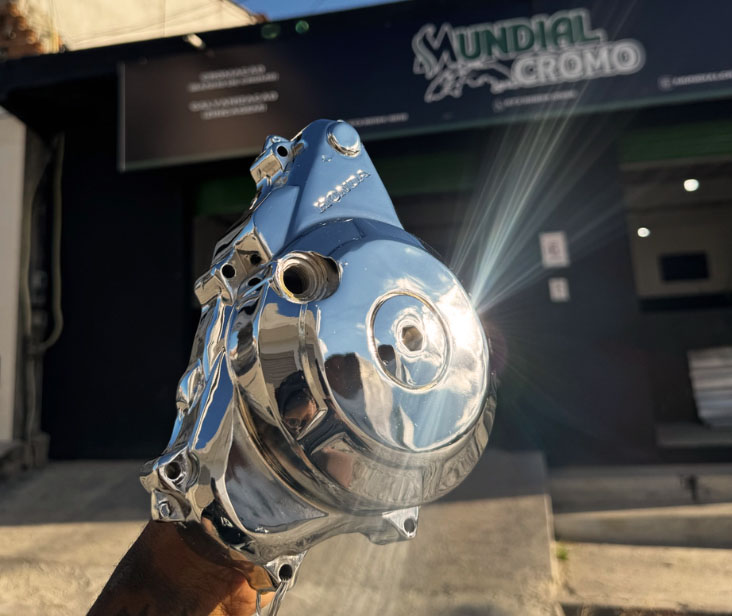 Profissional aplicando cromagem